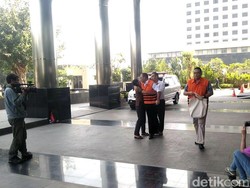 Marianus Sae Dipeluk Wanita Sambil Menangis Sebelum Diperiksa KPK