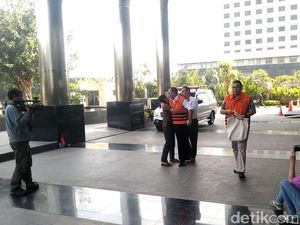 Marianus Sae Dipeluk Wanita Sambil Menangis Sebelum Diperiksa KPK Marianus Sae Dipeluk Wanita Sambil Menangis Sebelum Diperiksa KPK