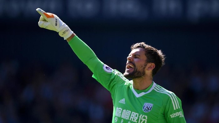 Ben Foster West Bromwich Albion WEST BROMWICH, ENGLAND - MAY 05: Ben Foster of West Bromwich Albion gives his team instructions during the Premier League match between West Bromwich Albion and Tottenham Hotspur at The Hawthorns on May 5, 2018 in West Bromwich, England. (Photo by Shaun Botterill/Getty Images)