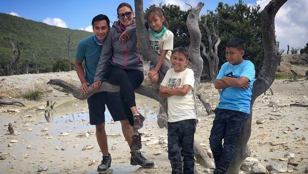 Liburan keluarga ala Darius dan Donna Agnesia