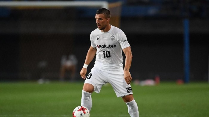 SENDAI, JAPAN - JULY 22:  Lukas Podolski of Vissel Kobe in action during the preseason friendly match between Vegalta Sendai and Vissel Kobe at Yurtec Stadium Sendai on July 22, 2017 in Sendai, Miyagi, Japan.  (Photo by Etsuo Hara/Getty Images)