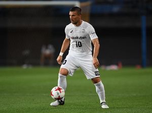 Soal Rencana Gantung Sepatu, Podolski: Buffon Pensiun Umur Berapa?