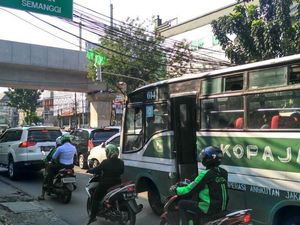 Kabel Turun ke Jalan, Lalin di Kebayoran Baru Terganggu Kabel Turun ke Jalan, Lalin di Kebayoran Baru Terganggu