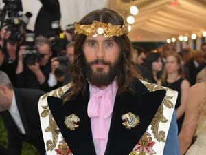 Jared Leto Curi Perhatian Tampil Mirip Yesus di Met Gala 2018