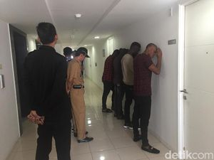 Petugas Imigrasi Jaktim Razia WNA di Bassura City