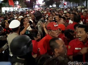 Aksi Dorong dan Adu Mulut Sebelum Debat Kedua Cagub Jatim 2018 Aksi Dorong dan Adu Mulut Sebelum Debat Kedua Cagub Jatim 2018