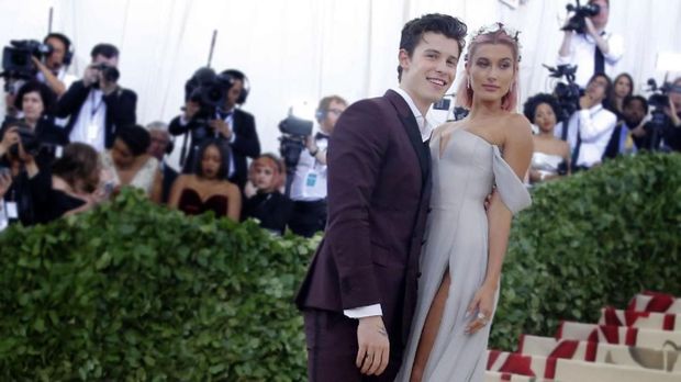 Shawn Mendes dan Hailey Baldwin juga debut penampilan bersama di Met Gala 2018.