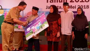 Anies Bagikan Kartu Lansia Jakarta
