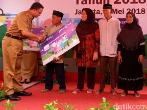 Anies Bagikan Kartu Lansia Jakarta