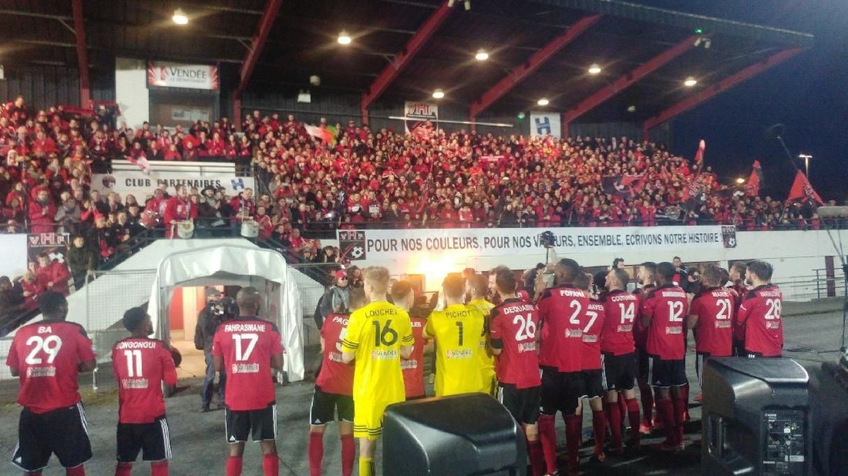Les Herbiers di depan pendukungnya (Twitter @VHFootOfficiel)