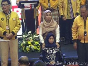 Bocah yang Diberi Kursi Roda oleh Jokowi Jadi Anak Angkat Hanura Bocah yang Diberi Kursi Roda oleh Jokowi Jadi Anak Angkat Hanura