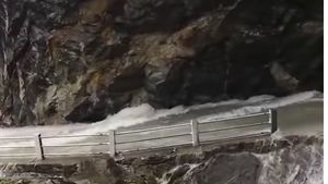 Ini Jalanan Paling Menakutkan di dunia, Melintasi Air Terjun
