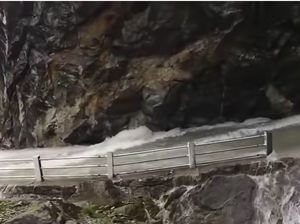 Ini Jalanan Paling Menakutkan di dunia, Melintasi Air Terjun