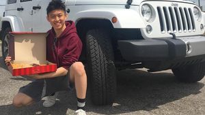 10 Aksi Rich Brian, Rapper Hits Indonesia, Saat Pose dengan Mie Sampai Saus Tomat