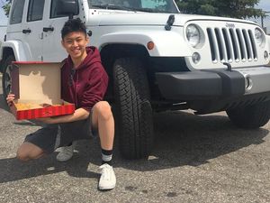 10 Aksi Rich Brian, Rapper Hits Indonesia, Saat Pose dengan Mie Sampai Saus Tomat