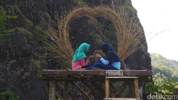 Penasaran Serunya Piknik di Bawah Tebing? Mampir ke Tebing Lingga Yuk