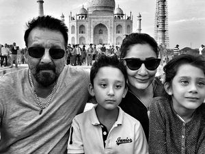 Kompaknya Keluarga Sanjay Dutt Saat Liburan