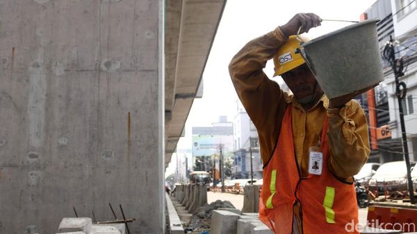 Pembangunan Pembatas Jalan di Bawah Jalur MRT