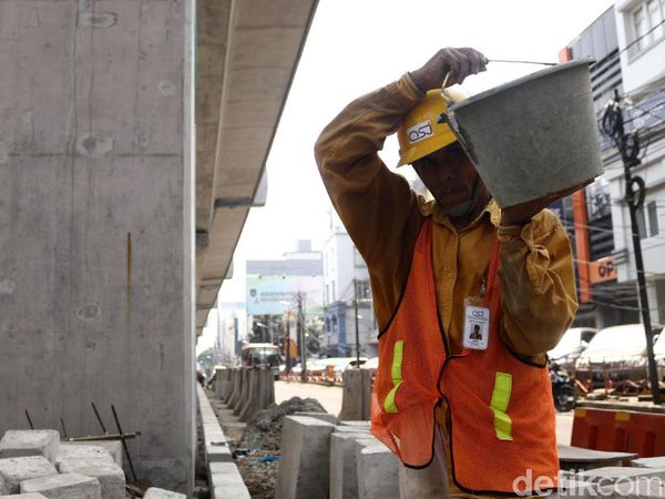 Pembangunan Pembatas Jalan di Bawah Jalur MRT