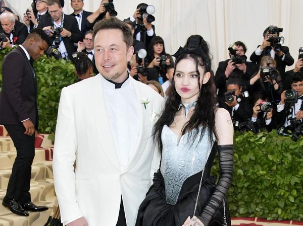 Pacar Baru Elon Musk Curi Perhatian