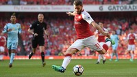 Sementara untuk pemain cadangan di posisi bek, Sead Kolasinac layak masuk mengingat musim pertamanya di Arsenal yang cukup konsisten. (Foto: Mike Hewitt/Getty Images)