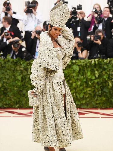 Gaya Rihanna di MET Gala 2018.