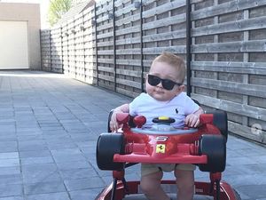 Agar Siang Jadi Adem, Yuk Lihat Balita Berkacamata Hitam Ini