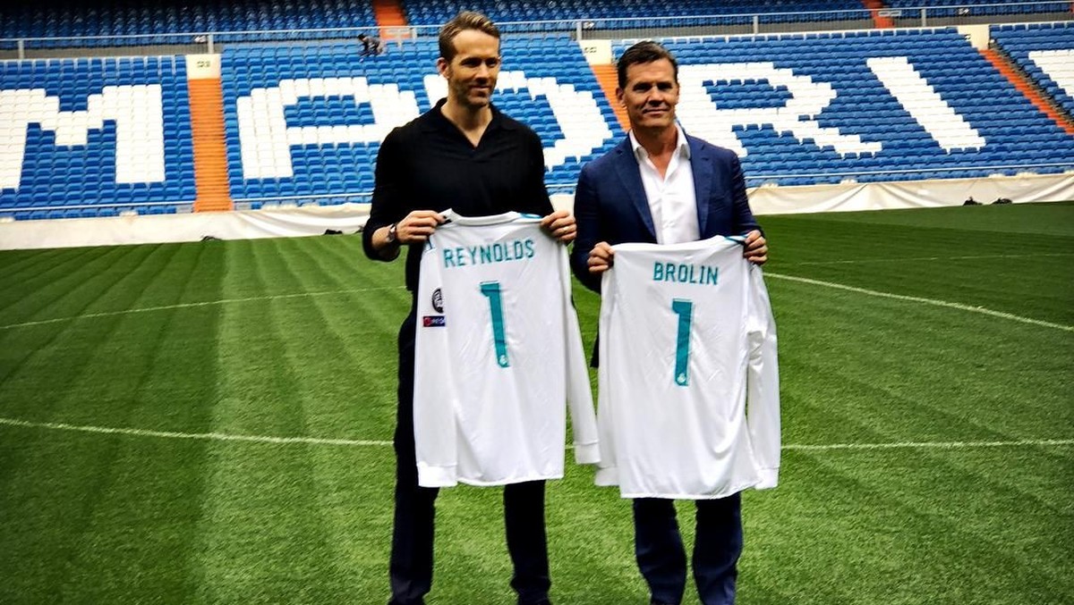 Dua artis pemeran superhero Deadpool dan Thanos, Ryan Reynolds dan Josh Brolin, menyambangi markas Real Madrid. (Foto: Instagram @vancityreynolds)