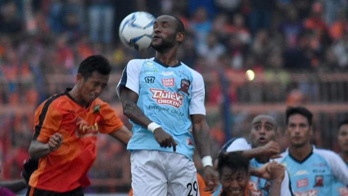 Pesepak bola Madura United FC Zah RahanKarangar (tengah) dihadang pesepak bola Persibo Bojonegoro dalam pertandingan Piala Indonesia 2018 zona 10 di Stadion Letjen H. Sudirman Bojonegoro, Jawa Timur, Selasa (8/5). Persibo Bojonegoro dikalahkan Madura United dengan skor 1-1 (1-3). ANTARA FOTO/M Risyal Hidayat/pd/18
