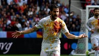 Sebagai salah satu pemain yang punya caps di atas 100 bersama Spanyol, Cesc Fabregas bisa jadi takkan tampil di Rusia. Pasalnya Fabregas tak tampil oke musim ini dan sulit menggeser Thiago Alcantara, Koke, atau Saul. (Claudio Villa/Getty Images)