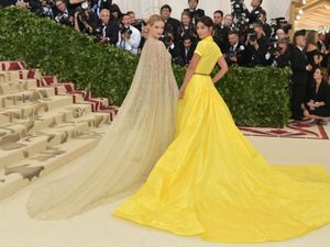 Kemeriahan Met Gala 2018, Senyum Manis Leona Agustine