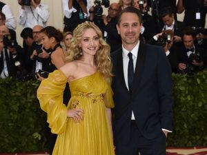 Makeup Artist Ini Bikin Mata Bintitan Amanda Seyfried Jadi Indah