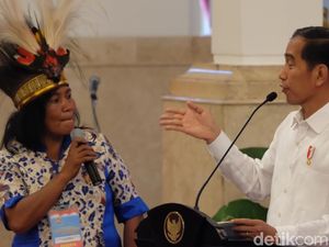 Foto: Saat Jokowi Kaget Dengar Nelayan Perempuan Papua Tangkap Buaya