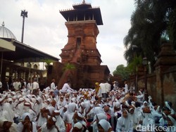 Saat 999 Santri Menulis Mushaf Alquran di Menara Kudus