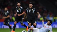 Kapten Valencia, Dani Parejo, memang sempat membela Spanyol di laga persahabatan terakhir kontra Argentina. Tapi, Parejo diprediksi akan tersingkir dari persaingan. (David Ramos/Getty Images)