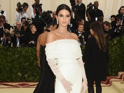 Viral, Muka Jutek Kendall Jenner Usir Asisten di Karpet Merah