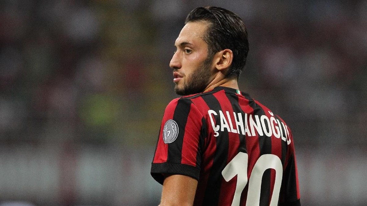 Hakan Calhanoglu berharap bisa jadi pahlawan kemenangan AC Milan di final Coppa Italia (Foto: Marco Luzzani/Getty Images)