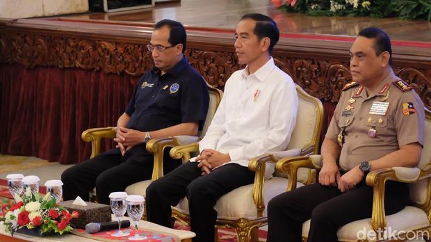 Presiden Jokowi didampingi Menhub dan Wakapolri saat audiensi dengan para sopir truk