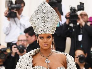 Duh! Rihanna Kepergok Curi Gelas Wine