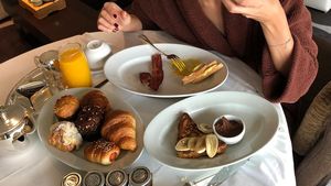 Begini Serunya Gaya si Cantik Gal Gadot Saat Masak dan Makan!