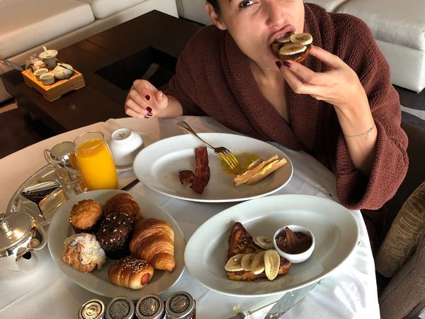 Begini Serunya Gaya si Cantik Gal Gadot Saat Masak dan Makan!