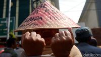 Aksi Borgol Tangan Warga Pulau Pari di PN Jakut