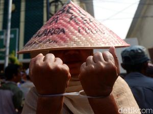 Aksi Borgol Tangan Warga Pulau Pari di PN Jakut