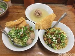 Mie Ayam Bakso Yunus: Mantap! Mie Yamin Bakso Legendaris yang Jadi Favorit Para Selebriti