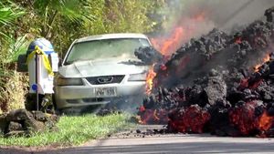 Foto: Ngeri! Detik-detik Lava Hanguskan Mobil di Hawaii