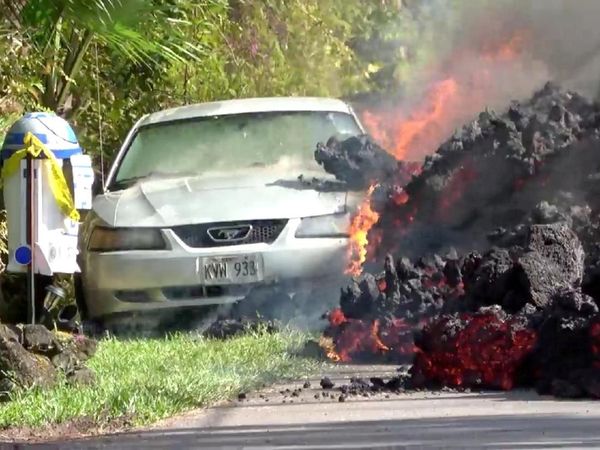 Foto: Ngeri! Detik-detik Lava Hanguskan Mobil di Hawaii