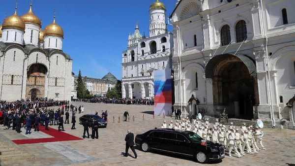 Intip Benteng Berjalan Vladimir Putin, Berbobot 7 Ton Diklaim Super Aman