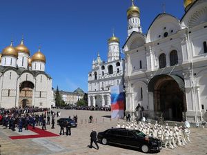 Intip Benteng Berjalan Vladimir Putin, Berbobot 7 Ton Diklaim Super Aman
