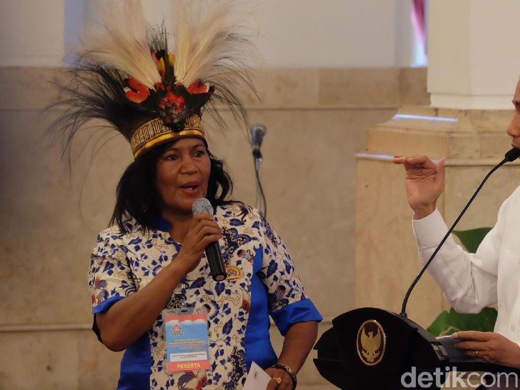 Perempuan Papua Penangkap Buaya yang Bikin Kaget Jokowi Perempuan Papua Penangkap Buaya yang Bikin Kaget Jokowi
