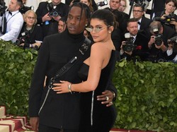 Perdana! Kylie Jenner Gandeng Travis Scott ke Met Gala 2018